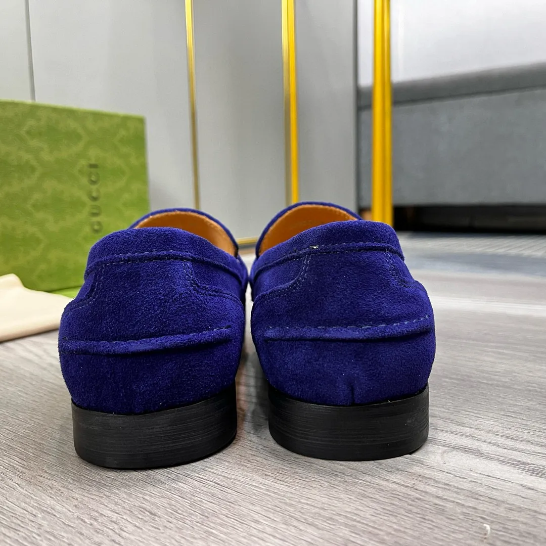 Ex-factory price: 480💰-(Gucci) men’s loafers! Genuine molded horsebit, a classic must-have for your shoe cabinet! The feet are particularly delicate! This Gucci original version is a set last, and we are consistent with the counter! Therefore, it is more comfortable in terms of last shape and comfort! Take it to the counter and compare at will! Good shoes are more than just what they make! But grasp the essence from the inside out! Material: Imported first-layer frosted cowhide! Genuine leather outsole imported from Italy, size: 39-44 (38/45 customized, non-refundable)